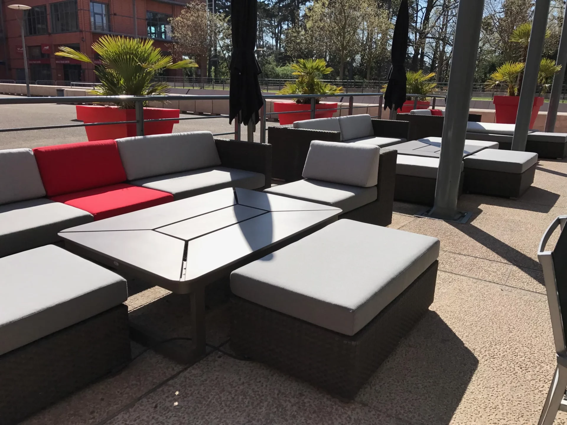 Coussins en terrasse d'un restaurant, Maison Esclavissat, Mâcon