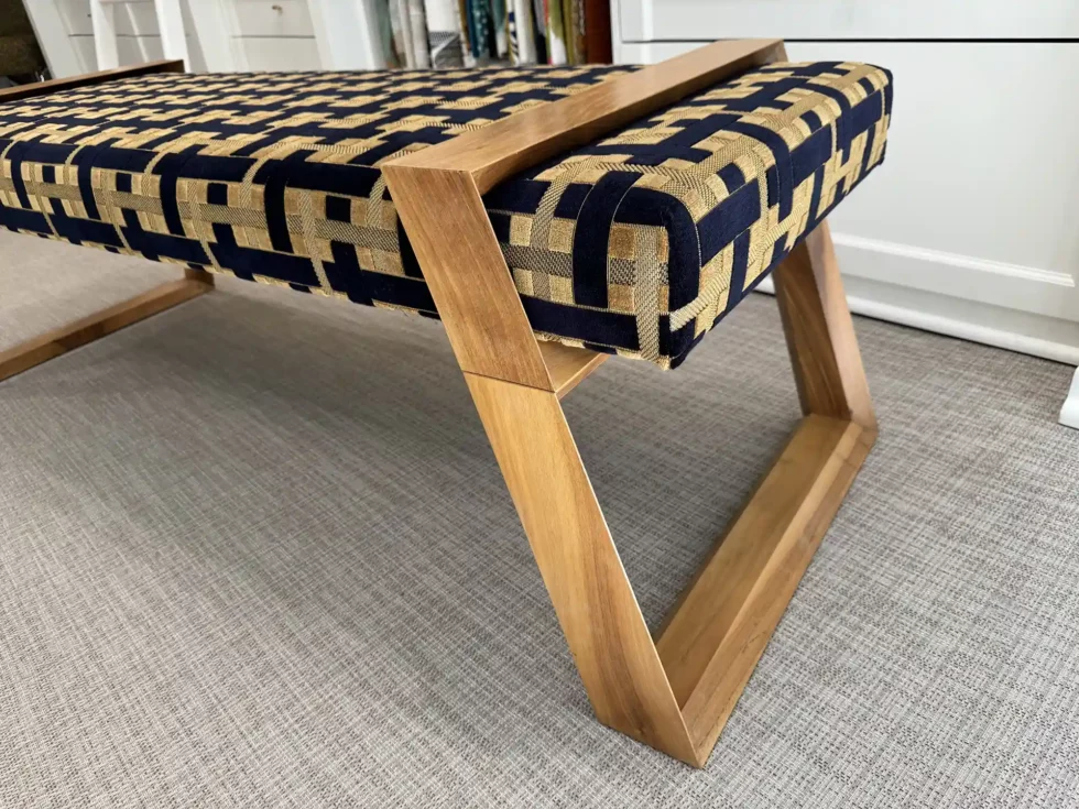 LE BANC INFINI | Maison Esclaivssat | Version Velours | Piètement en noyer, assise mousse haute résilience et velours de chez Lelievre. ​Dimension Hauteur 51cm Largeur 154cm Profondeur 60cm